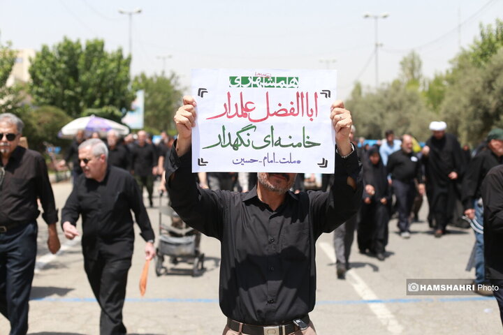 توزیع ویژه نامه همشهری جمعه بین نمازگزاران