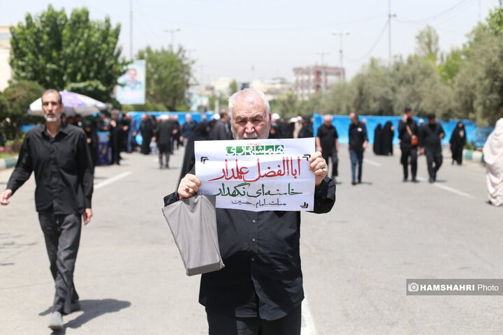 توزیع ویژه نامه همشهری جمعه بین نمازگزاران