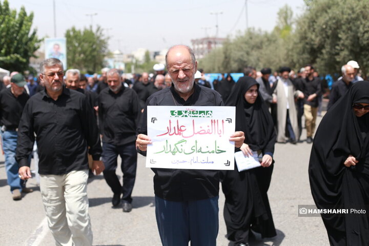 توزیع ویژه نامه همشهری جمعه بین نمازگزاران