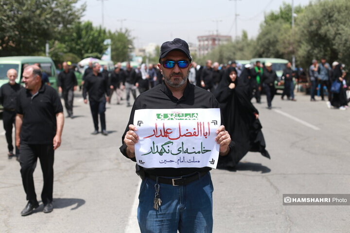 توزیع ویژه نامه همشهری جمعه بین نمازگزاران