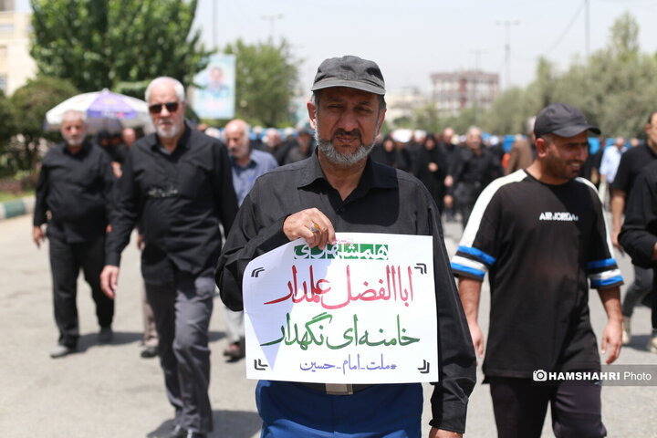 توزیع ویژه نامه همشهری جمعه بین نمازگزاران