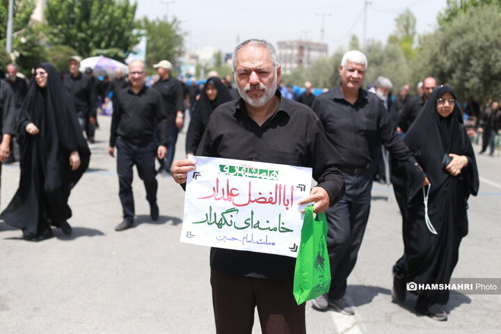 توزیع ویژه نامه همشهری جمعه بین نمازگزاران