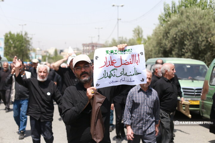 توزیع ویژه نامه همشهری جمعه بین نمازگزاران