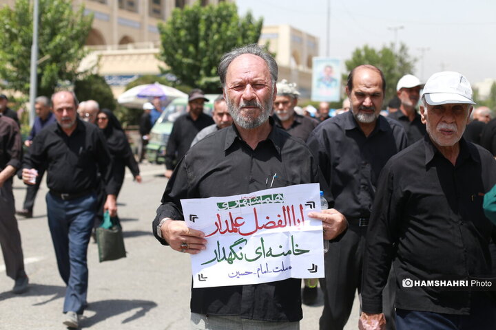 توزیع ویژه نامه همشهری جمعه بین نمازگزاران