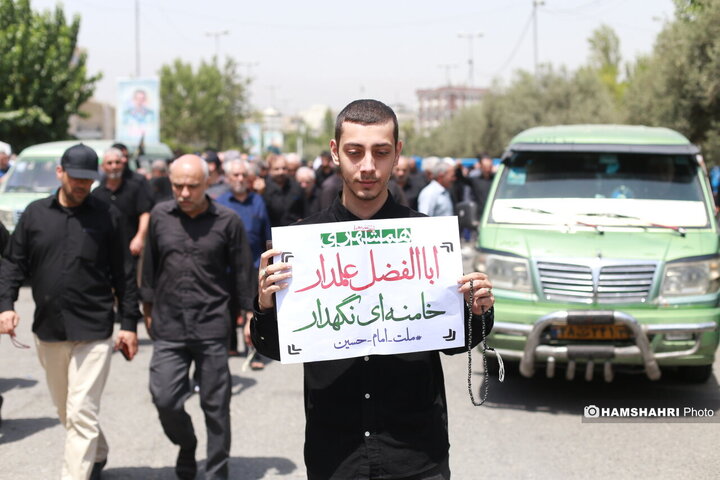 توزیع ویژه نامه همشهری جمعه بین نمازگزاران