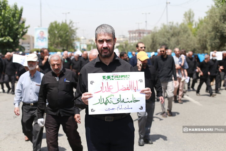 توزیع ویژه نامه همشهری جمعه بین نمازگزاران