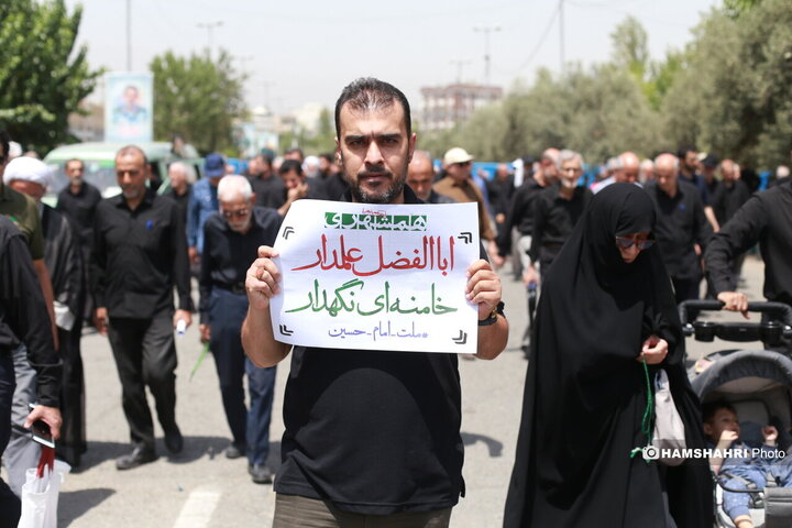 توزیع ویژه نامه همشهری جمعه بین نمازگزاران