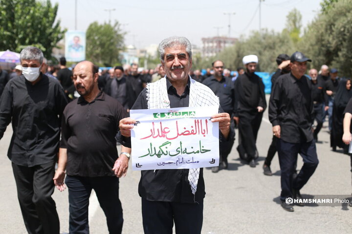 توزیع ویژه نامه همشهری جمعه بین نمازگزاران