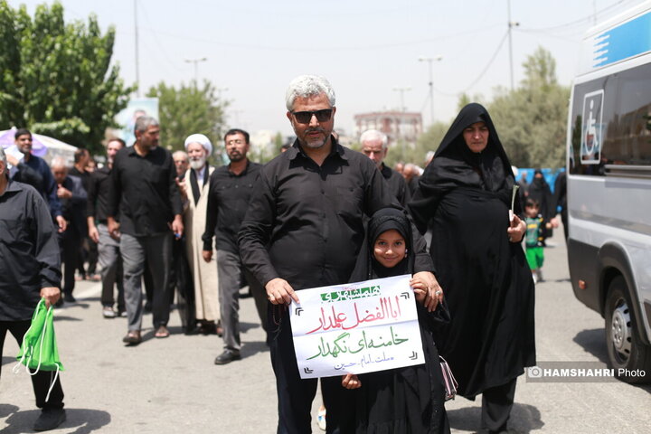 توزیع ویژه نامه همشهری جمعه بین نمازگزاران