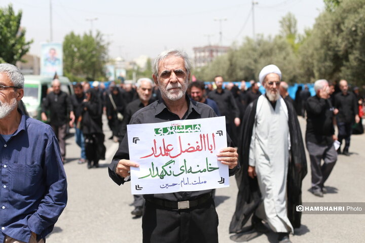 توزیع ویژه نامه همشهری جمعه بین نمازگزاران