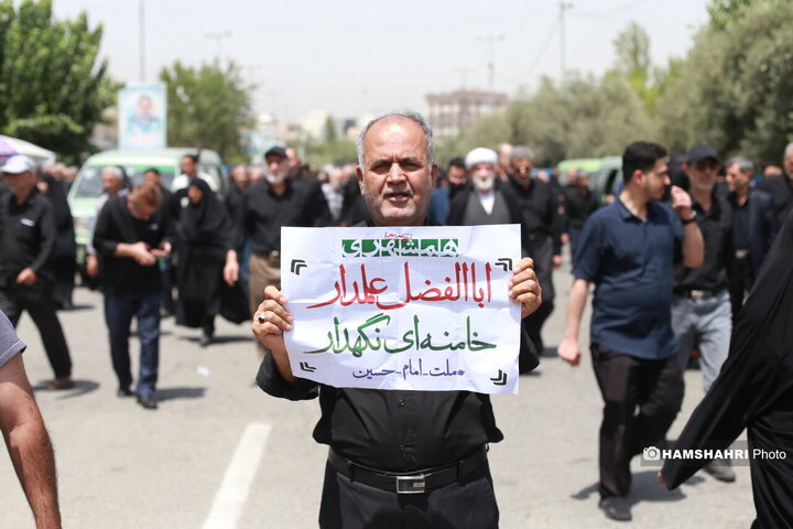 توزیع ویژه نامه همشهری جمعه بین نمازگزاران