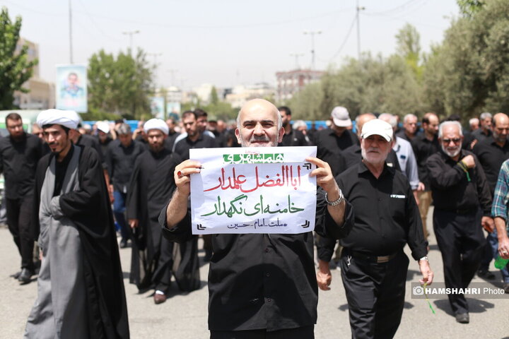 توزیع ویژه نامه همشهری جمعه بین نمازگزاران