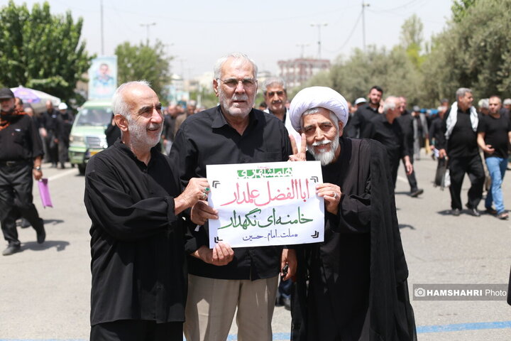 توزیع ویژه نامه همشهری جمعه بین نمازگزاران