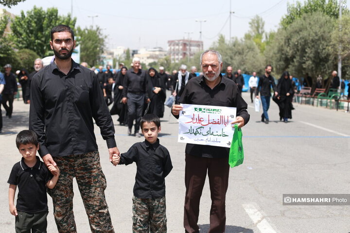 توزیع ویژه نامه همشهری جمعه بین نمازگزاران