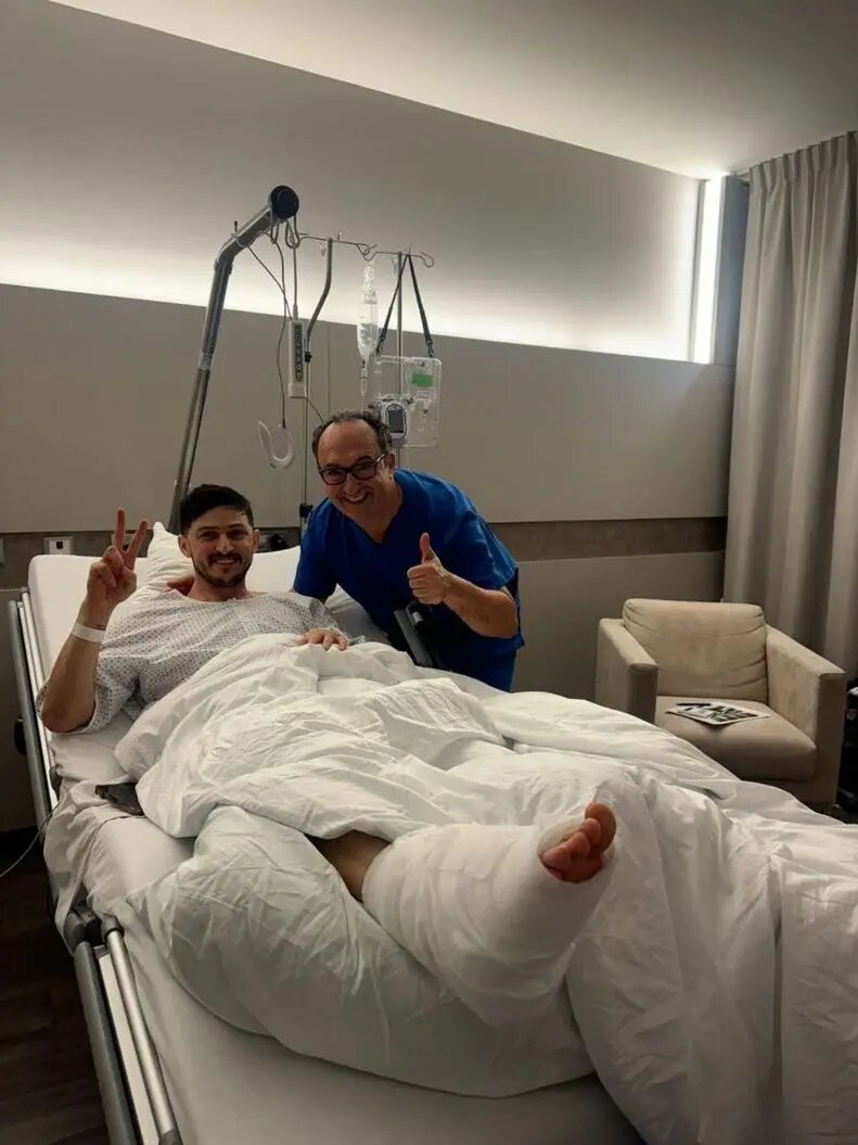 سردار آزمون روی تخت بیمارستان در سوئیس+ عکس | جراحی موفق پای مصدوم مهاجم تیم ملی