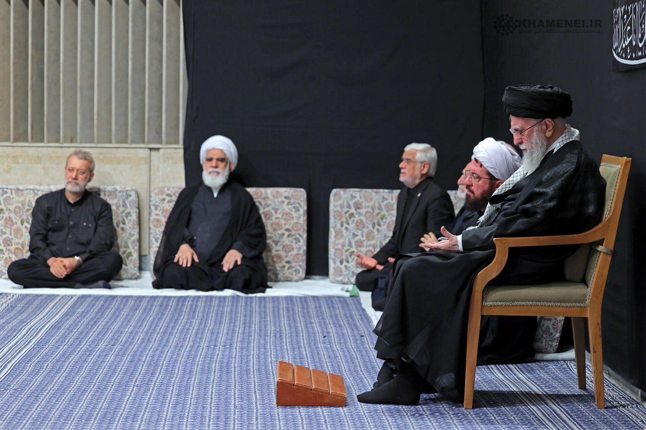شخصیت های حاضر در کنار رهبر انقلاب در مراسم شب عاشورا + عکس | غایب بزرگ مراسم که بود؟