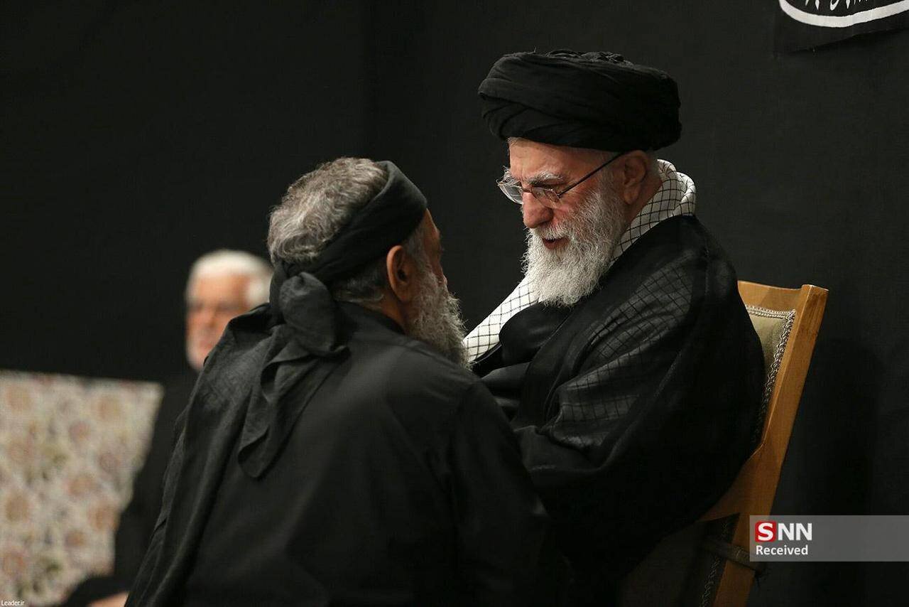 لحظه گفتگوی رهبر انقلاب با حاج محمود کریمی+ عکس | مداح در آغوش رهبر انقلاب