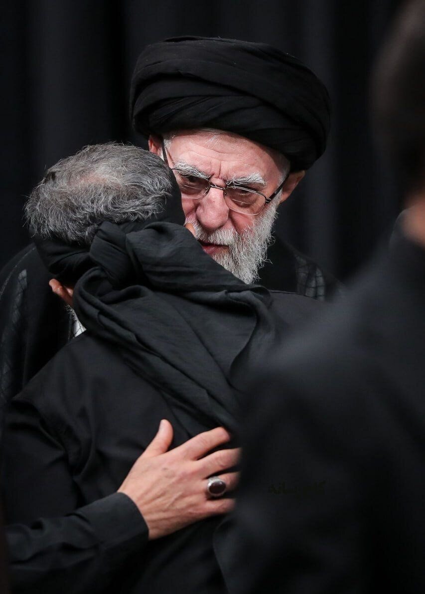 لحظه گفتگوی رهبر انقلاب با حاج محمود کریمی+ عکس | مداح در آغوش رهبر انقلاب