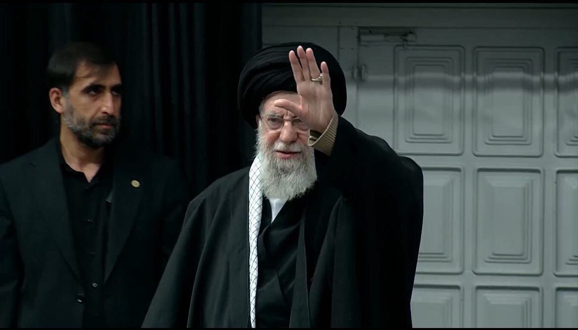 فریاد برخاست: «آقااااااا! آقا اومدددد...» ؛ دیشب در حسینیه امام خمینی چه گذشت؟ | عینک و کاغذهایش را رها کرد و...| میان گریه، چه بیاختیار خندیدم...