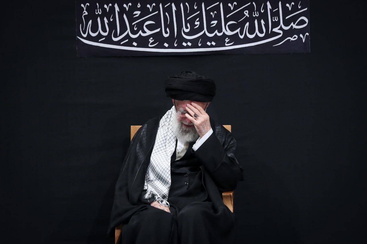 فریاد برخاست: «آقااااااا! آقا اومدددد...» ؛ دیشب در حسینیه امام خمینی چه گذشت؟ | عینک و کاغذهایش را رها کرد و...| میان گریه، چه بیاختیار خندیدم...