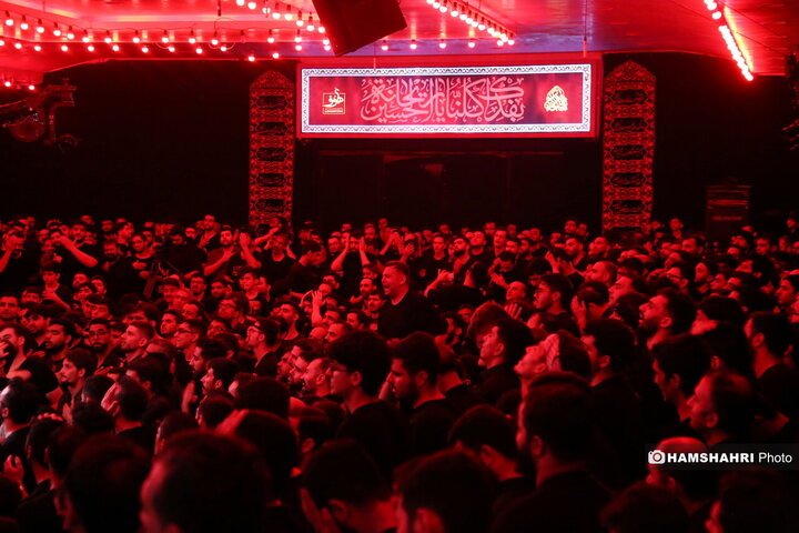 مراسم شب عاشورا با مداحی مجید بنی فاطمه