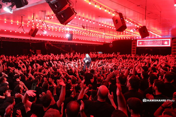 مراسم شب عاشورا با مداحی مجید بنی فاطمه