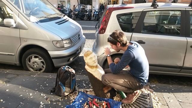 مجسمه‌های درختی ریشه در زمین دارند