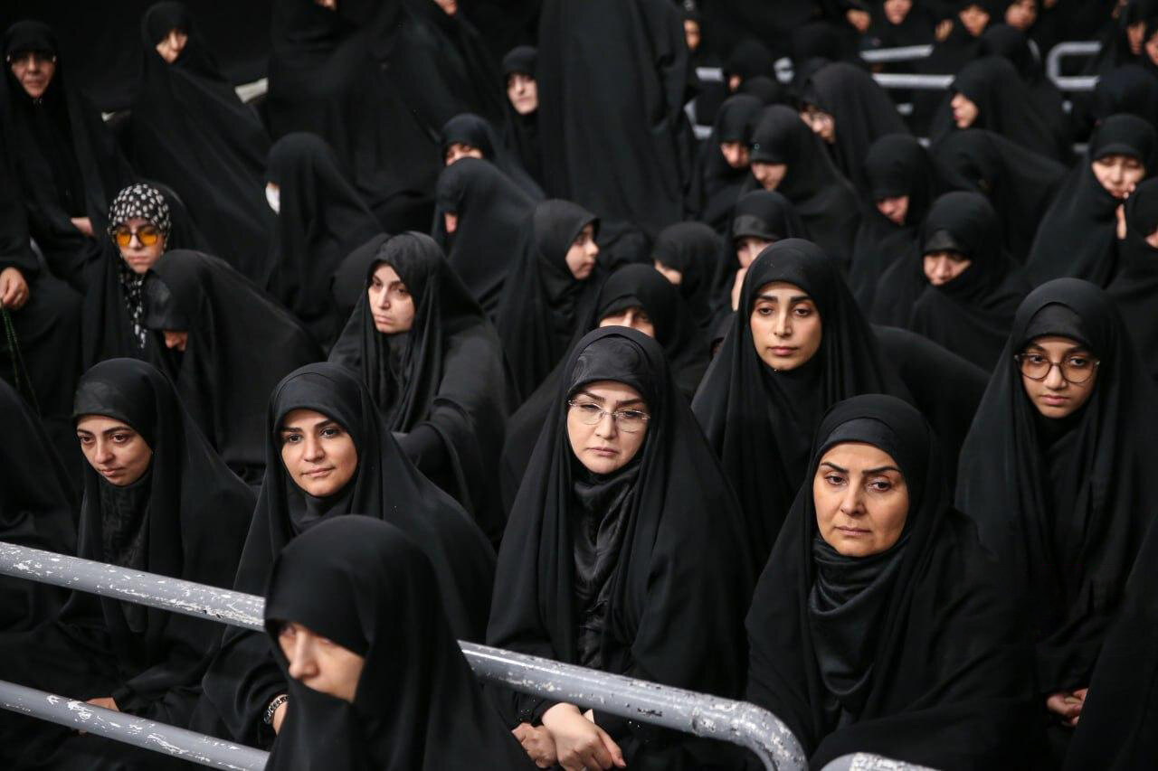 تصاویری از سحر امامی مجری شبکه خبر ، سعید لیلاز استاد دانشگاه و جواد قارایی مستند ساز در حسینیه امام خمینی(ره) | تصاویر