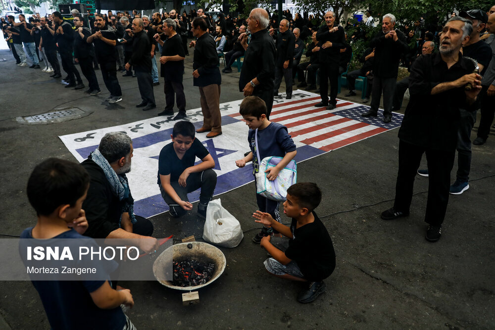 نوای ماندگار عاشورا | از دسته مردم نیجریه در تهران تا عکس یادگاری با پرچم ایران