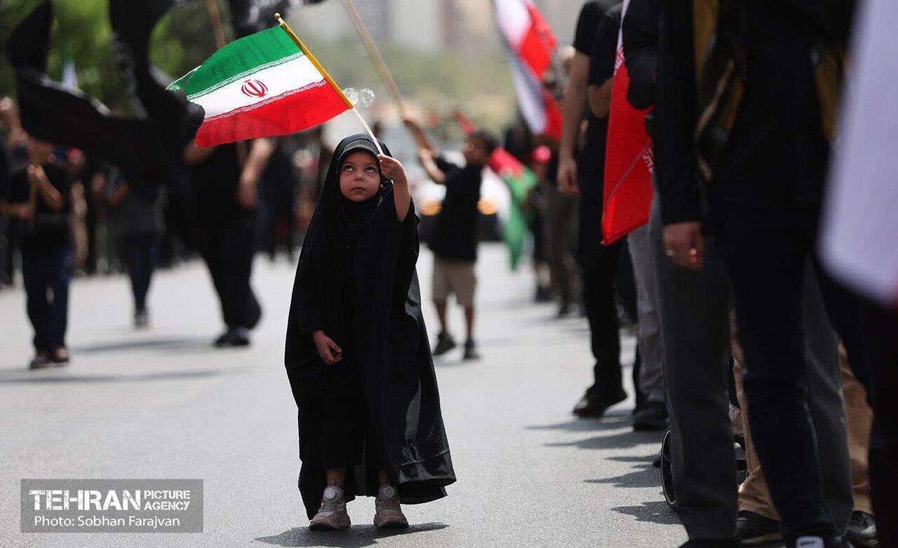 نوای ماندگار عاشورا | از دسته مردم نیجریه در تهران تا عکس یادگاری با پرچم ایران