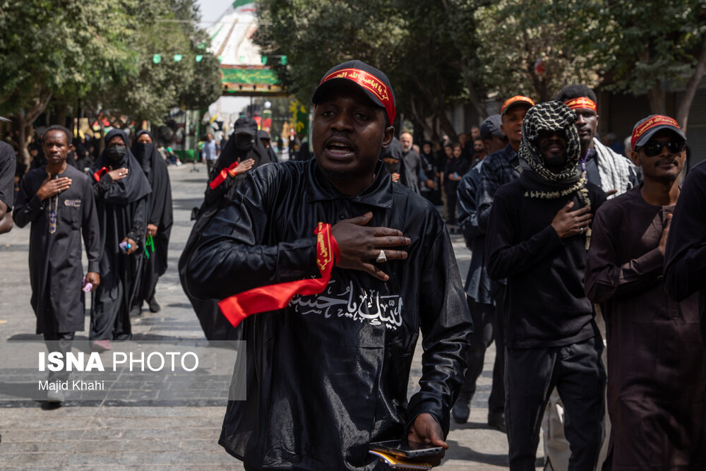 نوای ماندگار عاشورا | از دسته مردم نیجریه در تهران تا عکس یادگاری با پرچم ایران