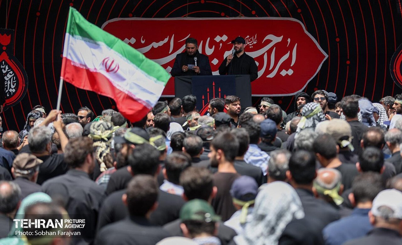 نوای ماندگار عاشورا | از دسته مردم نیجریه در تهران تا عکس یادگاری با پرچم ایران