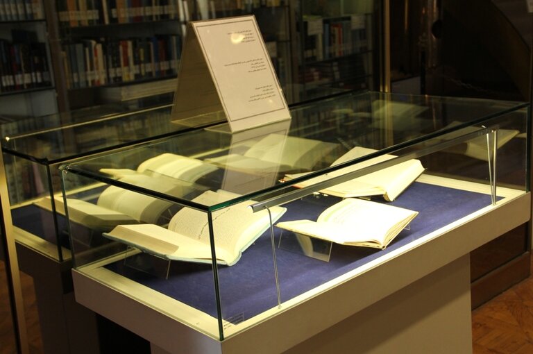 تماشای کتاب های خاص در موزه کتابخانه سلطنتی نیاوران