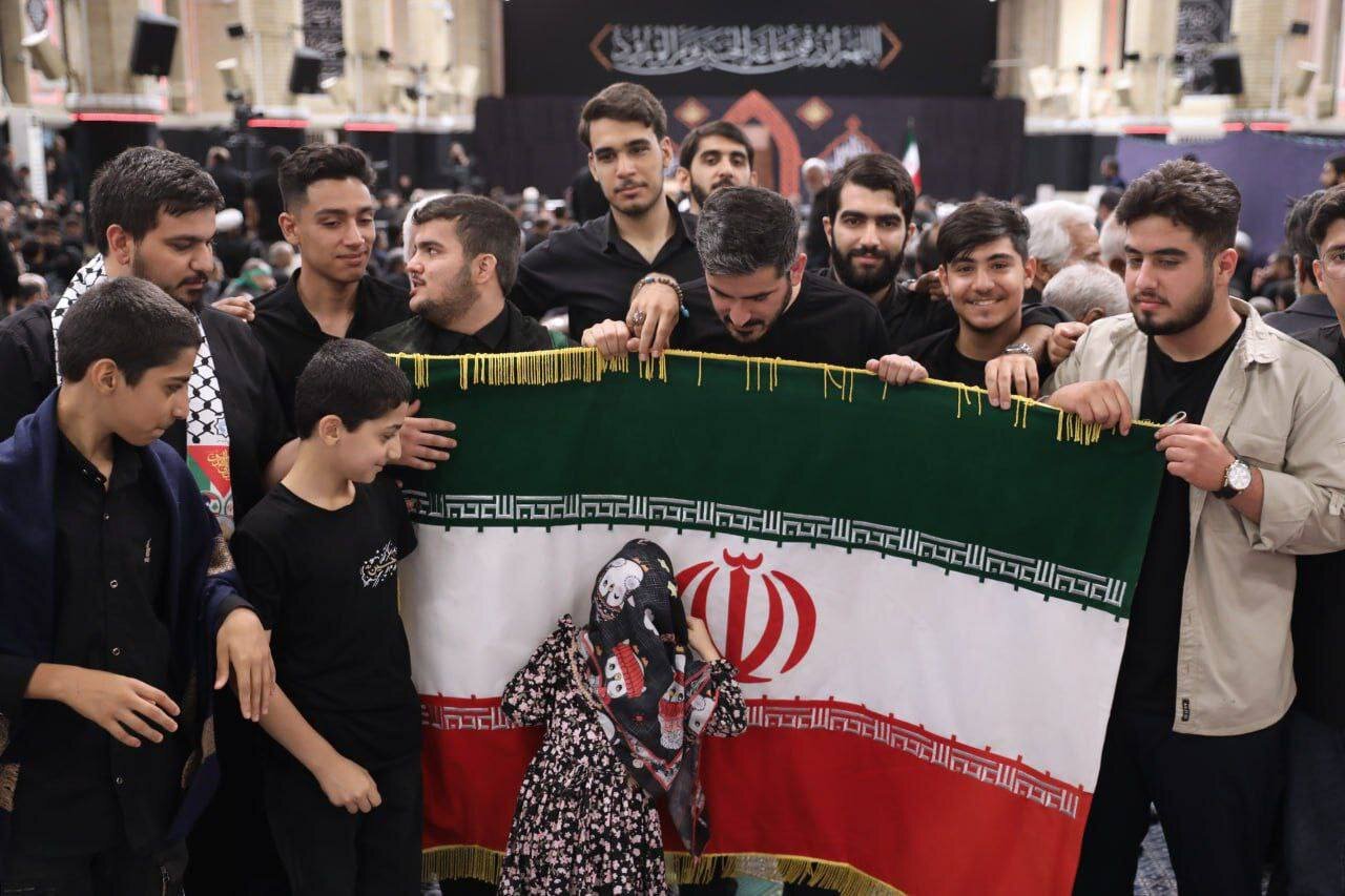 قابی زیبا و متفاوت از آخرین شب مراسم عزاداری ایام محرم امسال در حسینیه امام خمینی(ره)