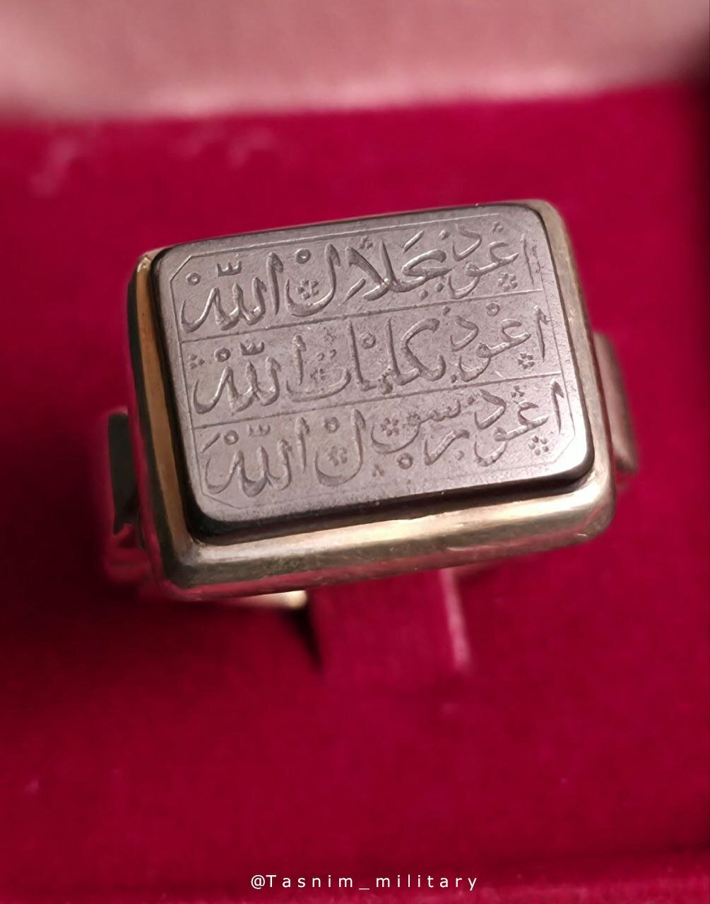 اهدای انگشتر حدید سردار شهید حاجیزاده به سردار موسوی | عکس