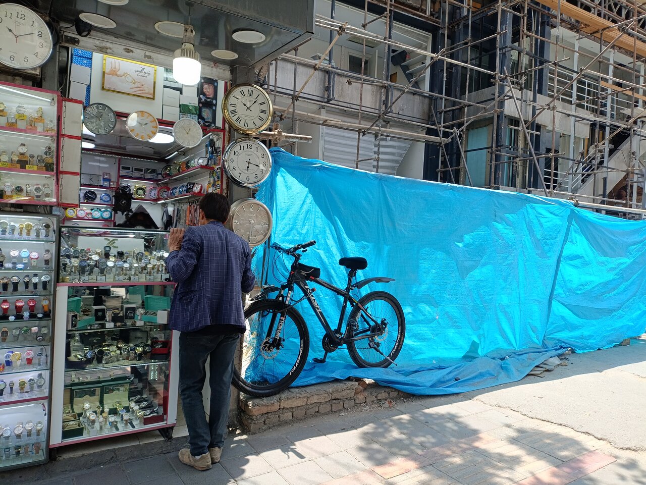 جریان زندگی در یک خیابان زخمی