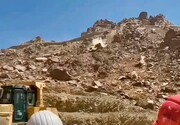 لحظه وحشتناک سقوط بیل مکانیکی از بالای کوه + فیلم