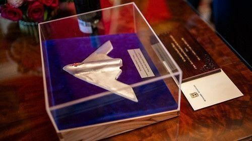 عکس واضح از هدیه عجیب نتانیاهو به ترامپ