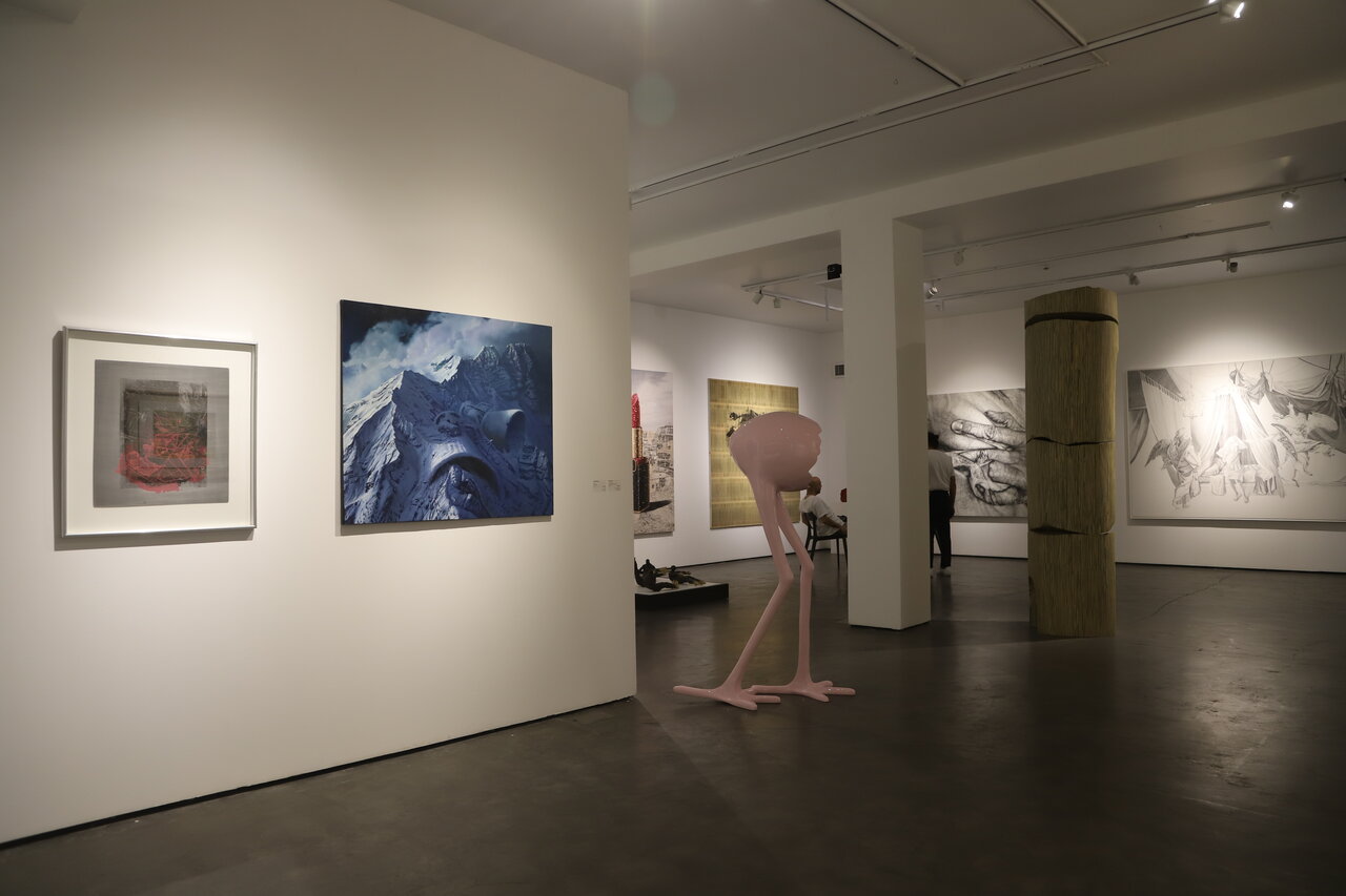 رنگین کمانی با پسزمینه خاکستری|فست فوروارد ٦؛نمایشگاهی از آثار هنری با موضوع «در تجربه تاب آوری» است