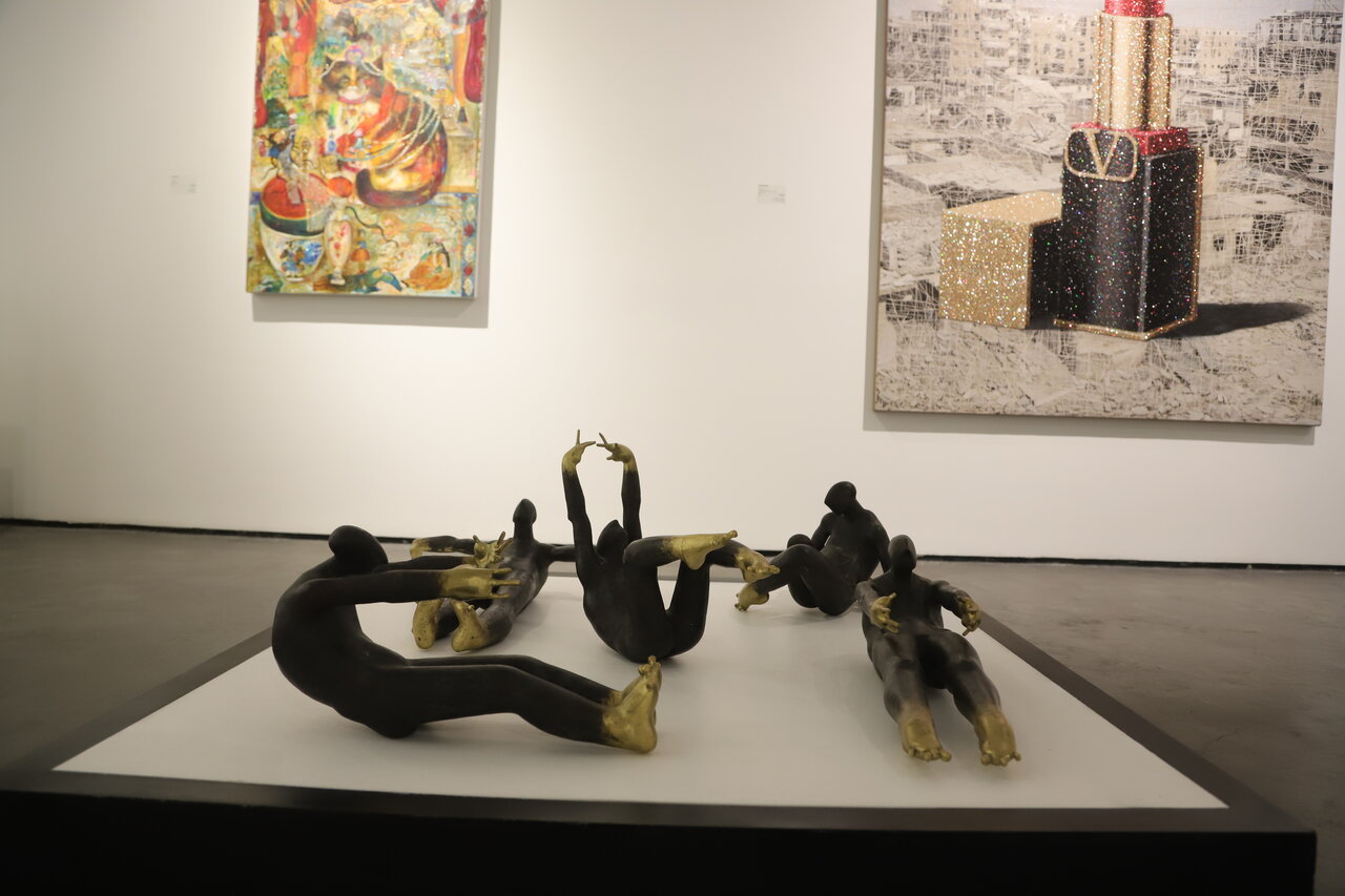 رنگین کمانی با پس‌زمینه خاکستری|فست فوروارد ٦؛نمایشگاهی از آثار هنری با موضوع «در تجربه تاب آوری» است