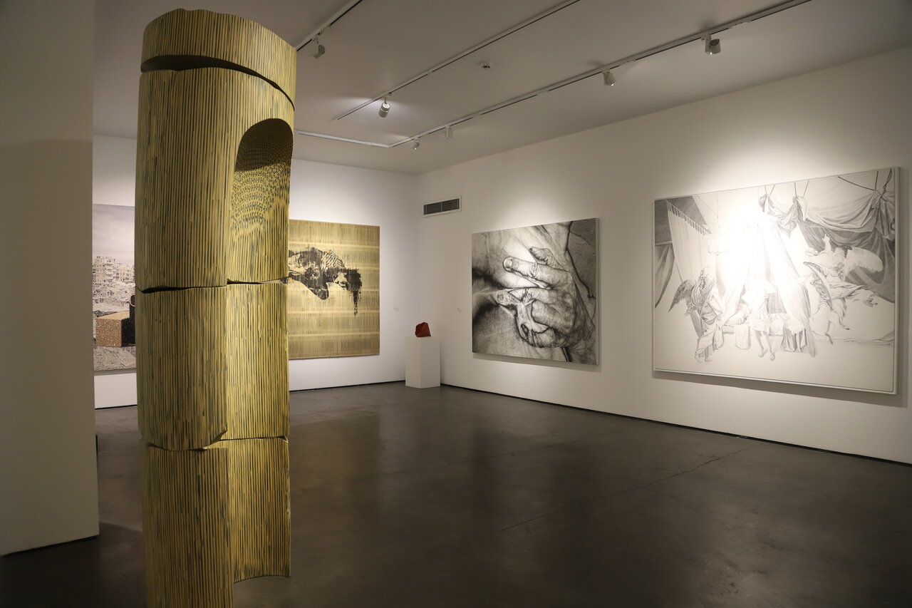 رنگین کمانی با پس‌زمینه خاکستری|فست فوروارد ٦؛نمایشگاهی از آثار هنری با موضوع «در تجربه تاب آوری» است