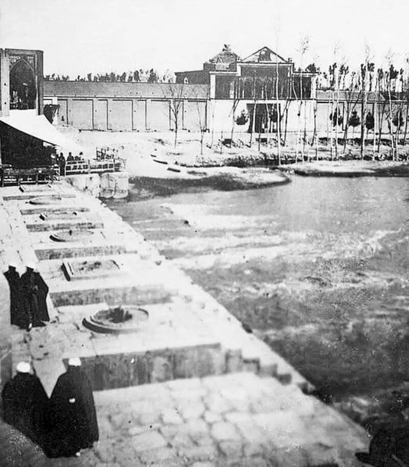 تصویری کمتر دیده شده از پل خواجو در سال ۱۳۰۵