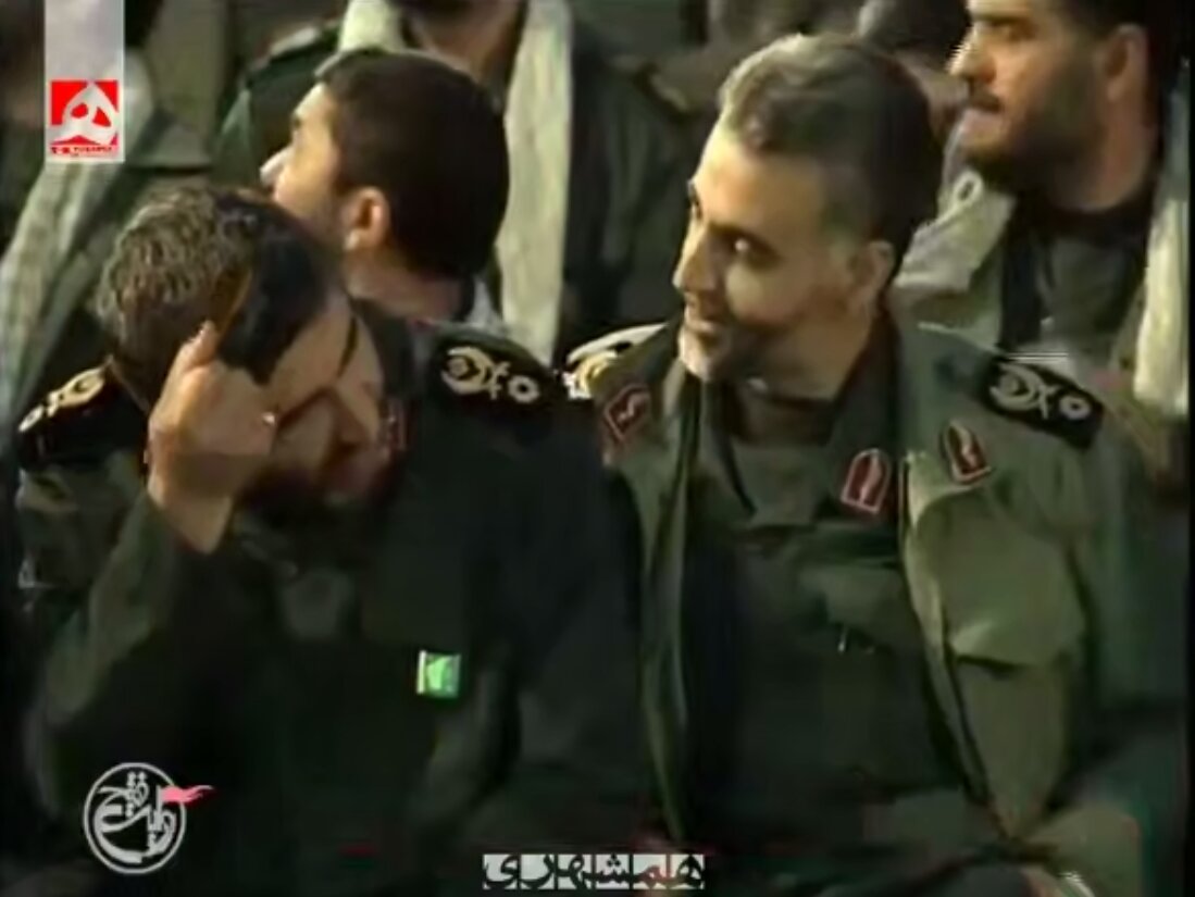 تصاویر قدیمی از شهیدان حاج قاسم سلیمانی و حاج احمد کاظمی در مراسم دیدار با رهبر