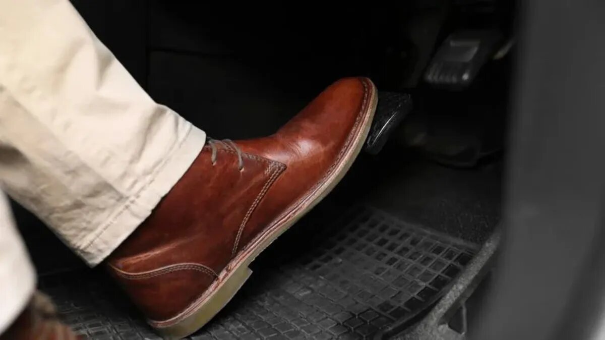 گرفتن ترمز و کلاچ به صورت همزمان ؛ اشتباهی رایج در رانندگی + روش درست توقف خودرو