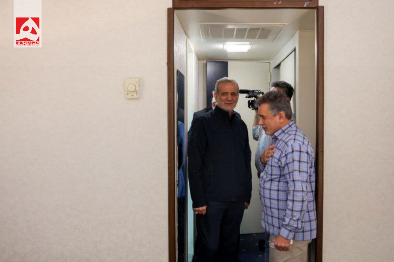 بازدید پزشکیان، زاکانی و معتمدیان از وضعیت اسکان خانوادههای جنگ زده | تصاویر