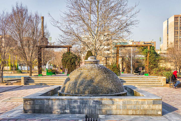 گشت و گذار در یک باغ قجری
