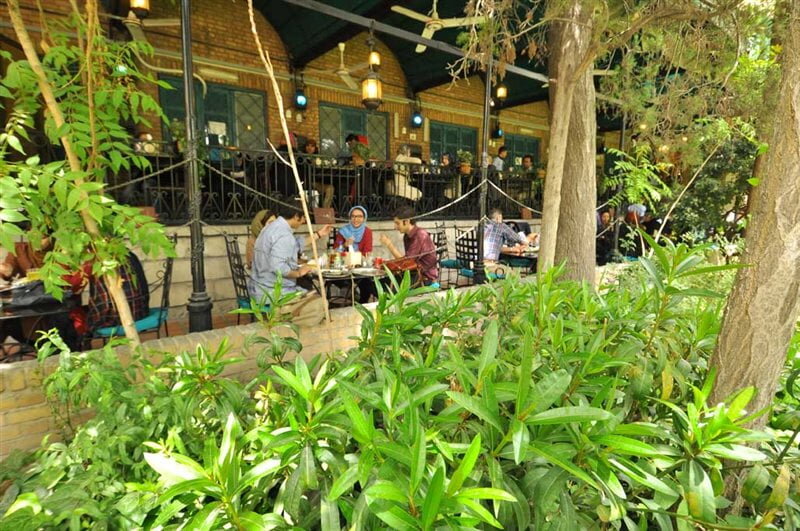 گشت و گذار در یک باغ قجری