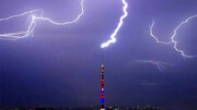 صحنه‌ای ترسناک از برخورد صاعقه به ساختمان مجاور برج تلویزیونی مسکو + ویدئو