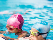 ۱۰ نکته مهم درباره کلاس شنای بچه‌ها