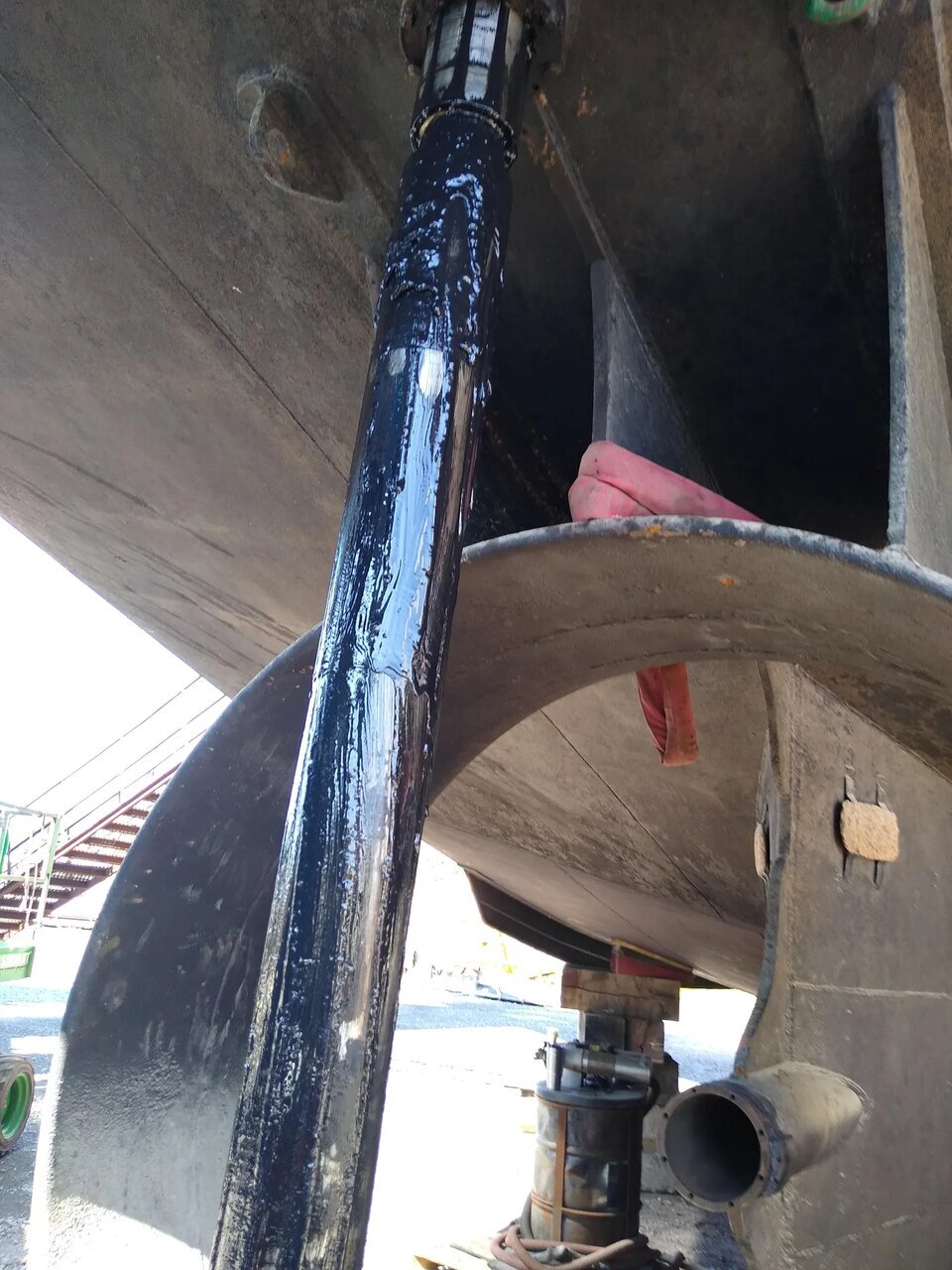 پیدا شدن موجود زنده ناشناخته در روغن سیاهِ اسرارآمیز کشتی!